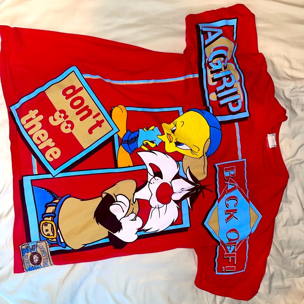 Vintage Looney Tunes graphic T. Size Large.